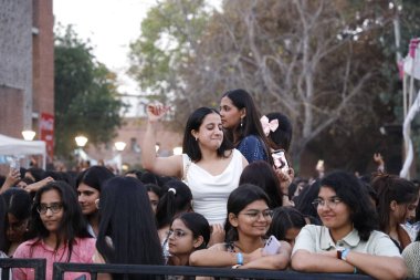 NEW DELHI, INDIA - 6 Nisan 2024: Öğrenciler, her yıl düzenlenen bir festivalde Bollywood şarkıcısı Nikhita Gandhi 'nin performansının keyfini çıkarıyorlar - Miranda College, Delhi Üniversitesi' nde Fırtına 24