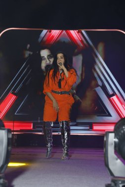 NEW DELHI, INDIA - 6 Nisan 2024: Bollywood şarkıcısı Nikhita Gandhi, 6 Nisan 2024 tarihinde Yeni Delhi, Hindistan 'daki Miranda College, Delhi Üniversitesi' nde her yıl düzenlenen bir festivalde sahne alıyor..