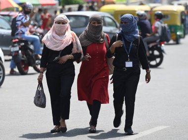 NOIDA, INDIA - 28 Nisan: Sıcak bir yaz gününde Hindistan 'ın Noida şehrinde 28 Nisan 2024 tarihinde 38. bölgede görüldü. (Fotoğraf: Sunil Ghosh / Hindustan Times 