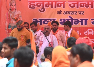 NOIDA, INDIA - 28 Nisan 2024 'te Hindistan' ın Noida kentinde, Hanuman Janmotsav vesilesiyle, Vishwa Hindu Parishad ve Bajrang Dal çalışanları, Kashiram Koloni Bölgesi 45 'ten bir geçit töreni düzenledi.. 