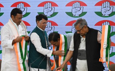 NEW DELHI, INDIA - APRIL 2, 2024: Muzaffarpur 'dan Lok Sabha BJP Milletvekili Ajay Nishad Meclis Başkanlığı, Bihar Mohan Prakash, Başkan, Medya ve Haberleşme Dairesi Pawan Khera, MP & Bihar PCC Başkanı Akhilesh Prasad Singh.