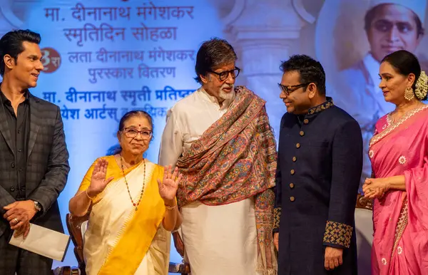 stock image MUMBAI, INDIA - APRIL 24: Actor Amitabh Bachchan being conferred with the Lata Deenanath Mangeshkar Award by veteran singer Usha Mangeshkar during the Deenanath Mangeshkar Awards ceremony on April 24, 2024 in Mumbai, India.