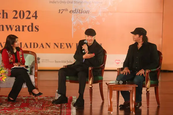 stock image NEW DELHI, INDIA - MARCH 17, 2024: Bollywood actor Prem Chopra and singer Mohit Chauhan during the 17th Kathakar International Storytellers Festival at Delhis Bharat Mandapam, Pragati Maidan, on March 17, 2024 in New Delhi, India