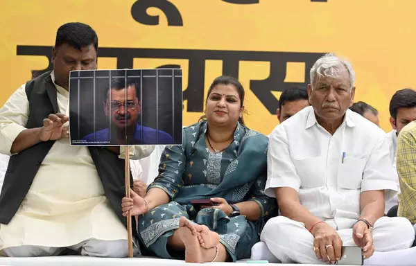 stock image NEW DELHI, INDIA - APRIL 7, 2024: AAP leaders Ram Niwas Goel, Rakhi Birla and others during party's day-long 'samuhik upvas' in protest against the arrest of party leader and Delhi CM Arvind Kejriwal at Jantar Mantar