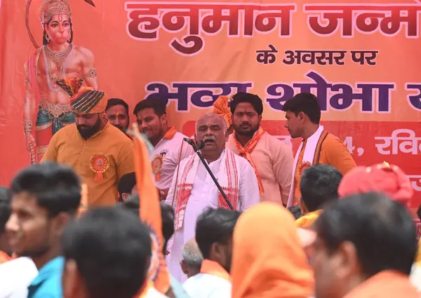 NOIDA, INDIA - 28 Nisan 2024 'te Hindistan' ın Noida kentinde, Hanuman Janmotsav vesilesiyle, Vishwa Hindu Parishad ve Bajrang Dal çalışanları, Kashiram Koloni Bölgesi 45 'ten bir geçit töreni düzenledi.. 