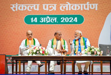 NEW DELHI, INDIA - APRIL 14: Başbakan Narendra Modi ve BJP Başkanı JP Nadda, Lok Sabha Seçimleri için BJP 'li Sankalp Patra' nın 14 Nisan 2024 tarihinde Hindistan 'ın Yeni Delhi kentinde BJP Genel Merkezi' nde başlatılması sırasında. BJP seçim bildirisi 