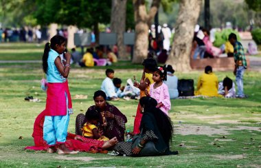 NEW DELHI, INDIA - 11 Nisan: Sıcak yaz mevsiminde Kartavaya Yolu 'nda ziyaretçiler 11 Nisan 2024' te Yeni Delhi, Hindistan 'da.  