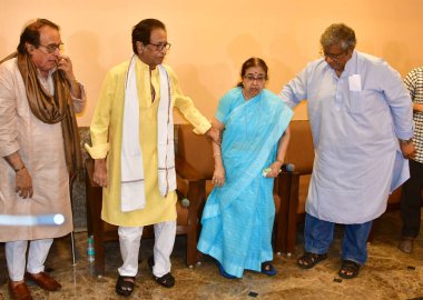 MUMBAI, INDIA - 16 APRIL: Pandit Hridaynath Mangeshkar, Usha Mangeshkar ve Adinath Mangeshkar, bu yılın Lata Mangeshkar Puraskar ve Prabhu Kunj Peddar Yolu 'ndaki Usta Dinanath Mangeshkar Puraskar' ın kazananlarını duyurmak için