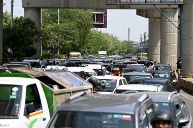 NOIDA, INDIA - 28 Nisan 2024: Noida 'daki Bajrang Dal geçit töreni sırasında, sürücüler saatlerce trafik sıkışıklığında kaldı ve insanlar da 28 Nisan 2024 tarihinde Noida, Hindistan' da trafik polisiyle çatışmaya girdi.