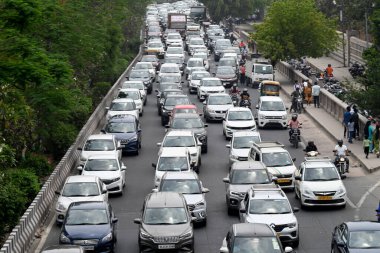 NOIDA, INDIA - 14 Nisan 2024 'te Hindistan' ın Noida kentinde, Rashtriya Dalit Prerna Sthal 'da Ambedkar Jayanti kutlamaları nedeniyle trafik sıkışıklığı. 