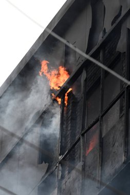 NOIDA, INDIA - 28 Nisan 2024: Noida 'nın 65. Bölgesinde, 28 Nisan 2024 tarihinde Noida, Hindistan' da, Pazar sabahı erken saatlerde, deri ceket üretiminde yer alan bir fabrikada büyük bir yangın çıktı.. 