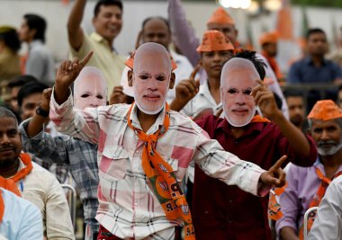 NEW DELHI, INDIA - 13 Nisan 2024: İnsanlar, Birlik İçişleri Bakanı Amit Şah 'ın 13 Nisan 2024 tarihinde Hindistan' ın Yeni Delhi kentinde gerçekleştirdiği 33.. 