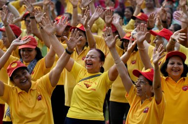 NOIDA, INDIA - 28 Nisan 2024 'te Hindistan' ın Noida kentinde, Jal Vayu Vihar kahkaha kulübünde, Dünya Gülme Günü öncesinde emekli ordu subayları ve diğerleri kahkaha yogası çalışmalarına başladılar. Dünya Gülme Günü 