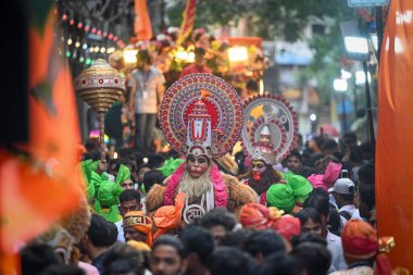 NEW DELHI, INDIA - 23 Nisan 2024: Shobha yatra sırasında Hanuman Jayanti 'nin Chandni Chowk' ta 23 Nisan 2024 tarihinde Yeni Delhi, Hindistan 'da görülmesi. 