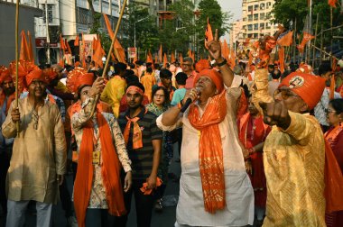 KOLKATA, INDIA - 17 Nisan: Hindu dindarlar, 17 Nisan 2024 tarihinde Hindistan 'ın Kolkata kentinde düzenlenen Ram Navami festivaline katılmak için dini bir törene katıldılar..