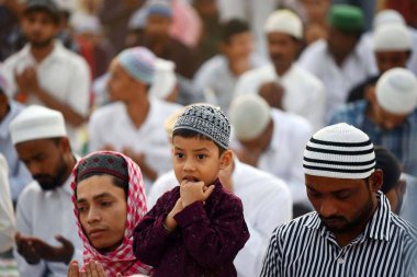 GURUGRAM, INDIA - 11 Nisan 2024: Müslüman cemaatinden insanlar, dünyanın dört bir yanındaki Müslümanlar tarafından kutlanan Kurban Bayramı dolayısıyla Namaz 'ı teklif ediyor.. 
