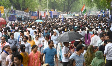 NEW DELHI, INDIA - 14 Nisan 2024: İnsanlar Baba Bhimrao Ramji Ambedkar Jyanti 'nin 134. doğum yıldönümünü 14 Nisan 2024 tarihinde Yeni Delhi, Hindistan' da parlamento sokağında kutladılar.. 
