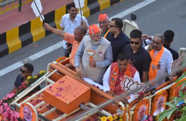 GHAZIABAD, INDIA - APRIL 6, 2024: Başbakan Narendra Modi ve UP Genel Sekreteri Yogi Adityanath, 6 Nisan 2024 tarihinde Hindistan 'ın Gaziabad kentinde yapılacak Loksabha seçimleri öncesinde Gaziabad, Hindistan' da düzenlenen Gaziabad yol gösterisinde.