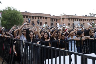 NEW DELHI, INDIA - 6 Nisan 2024: Öğrenciler, her yıl düzenlenen bir festivalde Bollywood şarkıcısı Nikhita Gandhi 'nin performansının keyfini çıkarıyorlar - Miranda College, Delhi Üniversitesi' nde Fırtına 24