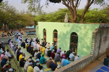 NEW DELHI, INDIA - 11 Nisan 2024: Hindistan 'ın Yeni Delhi kentinde 11 Nisan 2024 tarihinde, Central Ridge' deki küçük bir Mescid 'de Kurban Namaz' ı sunan Müslüman insanlar.  