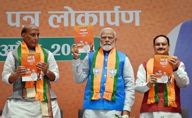 NEW DELHI, INDIA - APRIL 14: Başbakan Narendra Modi ve BJP Başkanı JP Nadda, Lok Sabha Seçimleri için BJP 'li Sankalp Patra' nın 14 Nisan 2024 tarihinde Hindistan 'ın Yeni Delhi kentinde BJP Genel Merkezi' nde başlatılması sırasında. BJP seçim bildirisi 