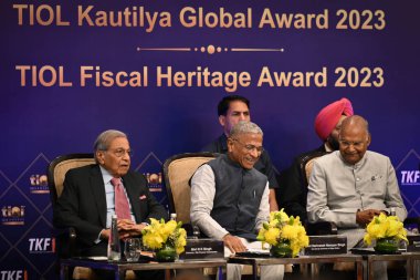 NEW DELHI, INDIA - APRIL 6, 2024: NK Singh, bir ödül töreninde Hindistan 'ın 15. Finans Komisyonu Başkanı, eski Hindistan Cumhurbaşkanı Ramnath Kovind' den 2023 TİOL Mali Miras Ödülü 'nü aldı. 