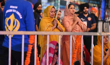 NEW DELHI, INDIA - APRIL 27, 2024: Delhi Fateh Diwas 'da (Delhi Zafer Günü), Delhi Sikh Gurdwara Yönetim Komitesi (DSGMC) tarafından düzenlenen Mata Gujri Ji' nin 400. doğum yıldönümü anısına dua eden Sih Devotees).