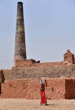 GHAZIABAD, INDIA - 30 Nisan 2024: Uluslararası İşçi Bayramı arifesinde bir tuğla fabrikasında çalışan Gaziabad Loni Hintli işçi. Uluslararası İşçi Bayramı, bazı yerlerde İşçi Bayramı olarak da bilinir, her yıl 1 Mayıs, 30 Nisan 2024.