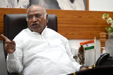 NEW DELHI, INDIA - 30 Mayıs: Kongre Ulusal Başkanı Mallikarjun Kharge 30 Mayıs 2024 tarihinde Yeni Delhi, Hindistan 'da AICC karargahında düzenlediği basın toplantısında. 
