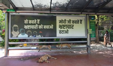 NEW DELHI, INDIA - 2 Nisan 2024 tarihinde Yeni Delhi, Hindistan 'da Bhagwan Das yolunda bir otobüs durağında Yolsuzluk konusunda BJP Posteri Muhalefet partilerini hedef aldı. (Fotoğraf: Arvind Yadav / Hindustan Times)