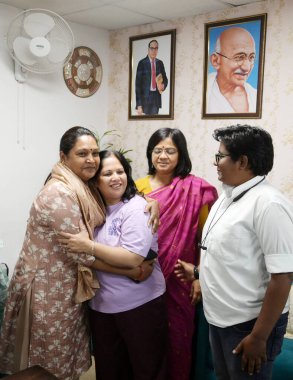NEW DELHI, INDIA - APRIL 2: Anita (2L) AAP lideri Sanjay Singh 'in eşi, 2 Nisan 2024 tarihinde Kuzey Delhi, Hindistan' da bulunan Yeni Delhi 'de SC tarafından tüketim politikası davasında kefaletle serbest bırakılmasının ardından aile üyeleri ve parti çalışanlarıyla birlikte evinde kutluyor..