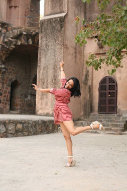 NEW DELHI, INDIA - 13 Nisan 2024: Bollywood oyuncusu Apoorva Arora, 13 Nisan 2024 tarihinde Hindistan 'ın Yeni Delhi kentinde, HT City ile özel bir röportaj ve özel çekim sırasında poz verdi.