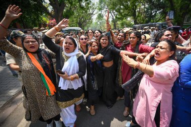 NEW DELHI, INDIA - 24 Nisan 2024 'te Yeni Delhi, Hindistan' da Yeni Delhi 'de Kongre Manifestosu' nu protesto ederken Delhi polisi tarafından gözaltına alındı. 
