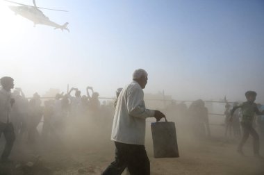 SIKANDRABAD, INDIA - 19 Nisan 2024: İnsanlar, 19 Nisan 2024 tarihinde eski Uttar Pradesh Genel Başkanı ve Samajwadi Partisi Genel Başkanı Akhilesh Yadav 'ın seslendirdiği Lok Sabha Seçimleri kampanyasına katılmak için toplandılar.