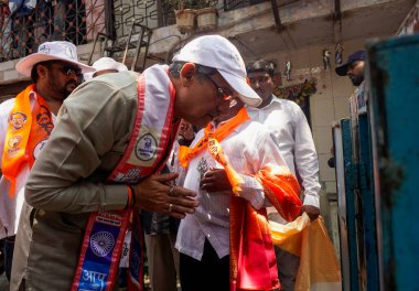 MUMBAI, INDIA - 27 Nisan 2024: Anil Desai, Mumbai Güney Merkez seçim kampanyası kapsamında, 27 Nisan 2024 tarihinde Mumbai, Hindistan 'da Sewri bölgesini ziyaret etti..