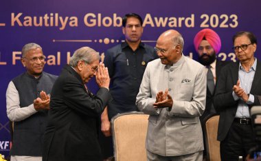 NEW DELHI, INDIA - APRIL 6, 2024: NK Singh, Hindistan 'ın 15. Finans Komisyonu Başkanı, eski Hindistan Devlet Başkanı Ramnath Kovind' den 2023 TİOL Mali Miras Ödülü 'nü 6 Nisan 2024 tarihinde Yeni Delhi, Hindistan' da bulunan Taj Hotel Mansingh Road 'da aldı..