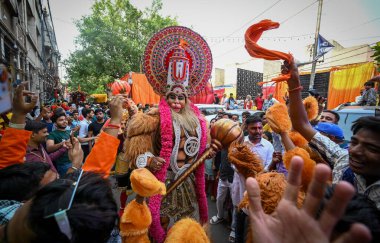 NEW DELHI, INDIA - 23 Nisan 2024: Shobha yatra sırasında Hanuman Jayanti 'nin Chandni Chowk' ta 23 Nisan 2024 tarihinde Yeni Delhi, Hindistan 'da görülmesi. 