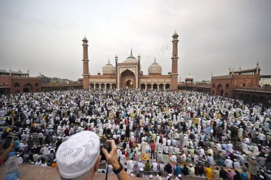 NEW DELHI, INDIA - 11 Nisan 2024: Jama Mescid 'deki Kurban Bayramı sırasında Müslüman cemaatinden insanlar, 11 Nisan 2024 tarihinde Yeni Delhi, Hindistan' da. (Fotoğraf: Sanjeev Verma / Hindustan Times)