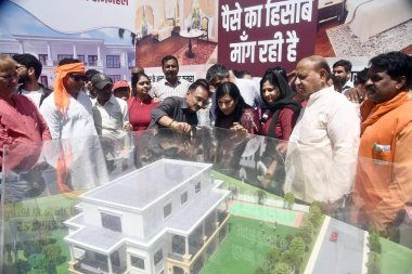 NEW DELHI, INDIA - APRIL 7, 2024: BJP Lok Sabha adayı Bansuri Swaraj ve işçiler, Başbakan Arvind Kejriwal 'ın Connaught Place' de tutuklanması üzerine istifasını talep eden bir protesto gösterisi düzenlediler.