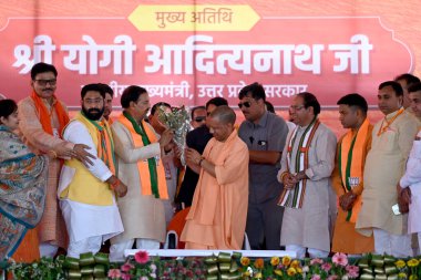 BULANDSHAHR, INDIA - APRIL 18, 2024: Uttar Pradesh Baş Bakanı Yogi Adityanath ile birlikte Gautam Budh Nagar 'ın BJP adayı Mahesh Sharma ve diğer BJP liderleri, Lok Sabha seçimleri öncesinde.