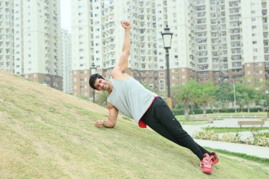 NEW DELHI, INDIA - 14 Nisan 2024: (EDITOR 'un Notu: Bu, Hindustan Times' ın özel bir görüntüsü) Bollywood oyuncusu Varun Sood, 14 Nisan 2024 tarihinde Hindistan 'ın Yeni Delhi kentinde HT City ile özel bir röportaj sırasında poz verir.