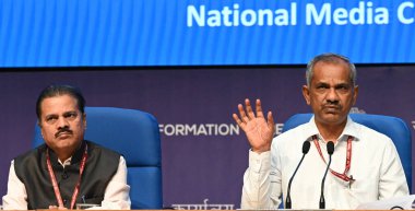 NEW DELHI, INDIA - APRIL 15: Sekreter, MoES M Ravichandran, & DGM IMD M Mohapatra, Güneybatı Muson 2024 Basın ve Medya İsteği Uzun Mesafe Tahminleri 15 Nisan 2024 tarihinde Yeni Delhi, Hindistan 'da. 