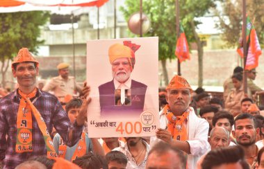 GHAZIABAD, INDIA - 18 Nisan 2024: Uttar Pradesh Başbakanı Yogi Adityanath 'ın Gaziabad Pilkhuwa' daki konuşmasını dinleyen BJP çalışanları 