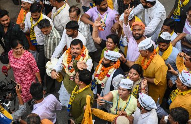 NEW DELHI, INDIA - APRIL 18, 2024: Doğu Delhi 'den AAP adayı, Kuldeep Kumar ve AAP Kıdemli Lideri Sanjay Singh, 18 Nisan 2024 tarihinde Yeni Delhi, Hindistan' da Shakurpur ve Laxmi NagarArea yakınlarında kapı kapı dolaşan Padyatra kampanyaları sırasında.