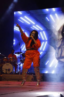 NEW DELHI, INDIA - 6 Nisan 2024: Bollywood şarkıcısı Nikhita Gandhi, 6 Nisan 2024 tarihinde Yeni Delhi, Hindistan 'daki Miranda College, Delhi Üniversitesi' nde her yıl düzenlenen bir festivalde sahne alıyor..