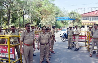 GHAZIABAD, INDIA - 4 NİSAN: Bugün Gaziabad Koleksiyonculuk Bürosu 'ndaki adaylığın son günüydü..