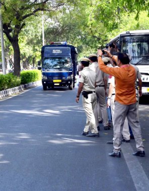 NEW DELHI, INDIA - 1 Nisan 2024: Rouse Avenue Court 'dan Delhi CM Arvind Kejriwal' i taşıyan hapishane minibüsü Tihar Cezaevi 'ne gönderildi..