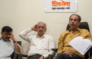 MUMBAI, INDIA - 21 Nisan: Shiv Sena (Uddhav Balasaheb Thackeray) Genel Başkanı Uddhav Thackeray, 21 Nisan 2024 tarihinde Hindistan 'ın başkenti Mumbai' de bulunan Matoshree 'de parti lideri Sanjay Raut ve diğerlerinin huzurunda bir basın toplantısı düzenledi. Fotoğraf.