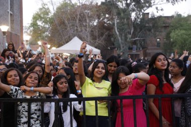 NEW DELHI, INDIA - 6 Nisan 2024: Öğrenciler, her yıl düzenlenen bir festivalde Bollywood şarkıcısı Nikhita Gandhi 'nin performansının keyfini çıkarıyorlar - Miranda College, Delhi Üniversitesi' nde Fırtına 24