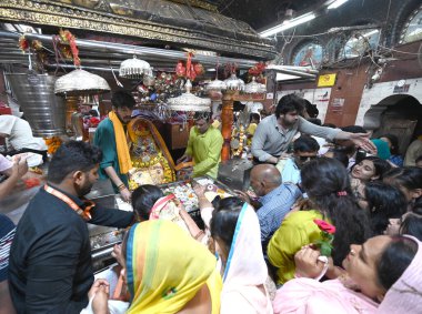 NEW DELHI, INDIA - 11 Nisan 2024: 11 Nisan 2024 tarihinde Hindistan 'ın Yeni Delhi kentinde devam eden Navratri festivali sırasında Nehru Place' deki Kalka ji Mandir (Tapınak) 'de yoğun aceleyle dua etmek.